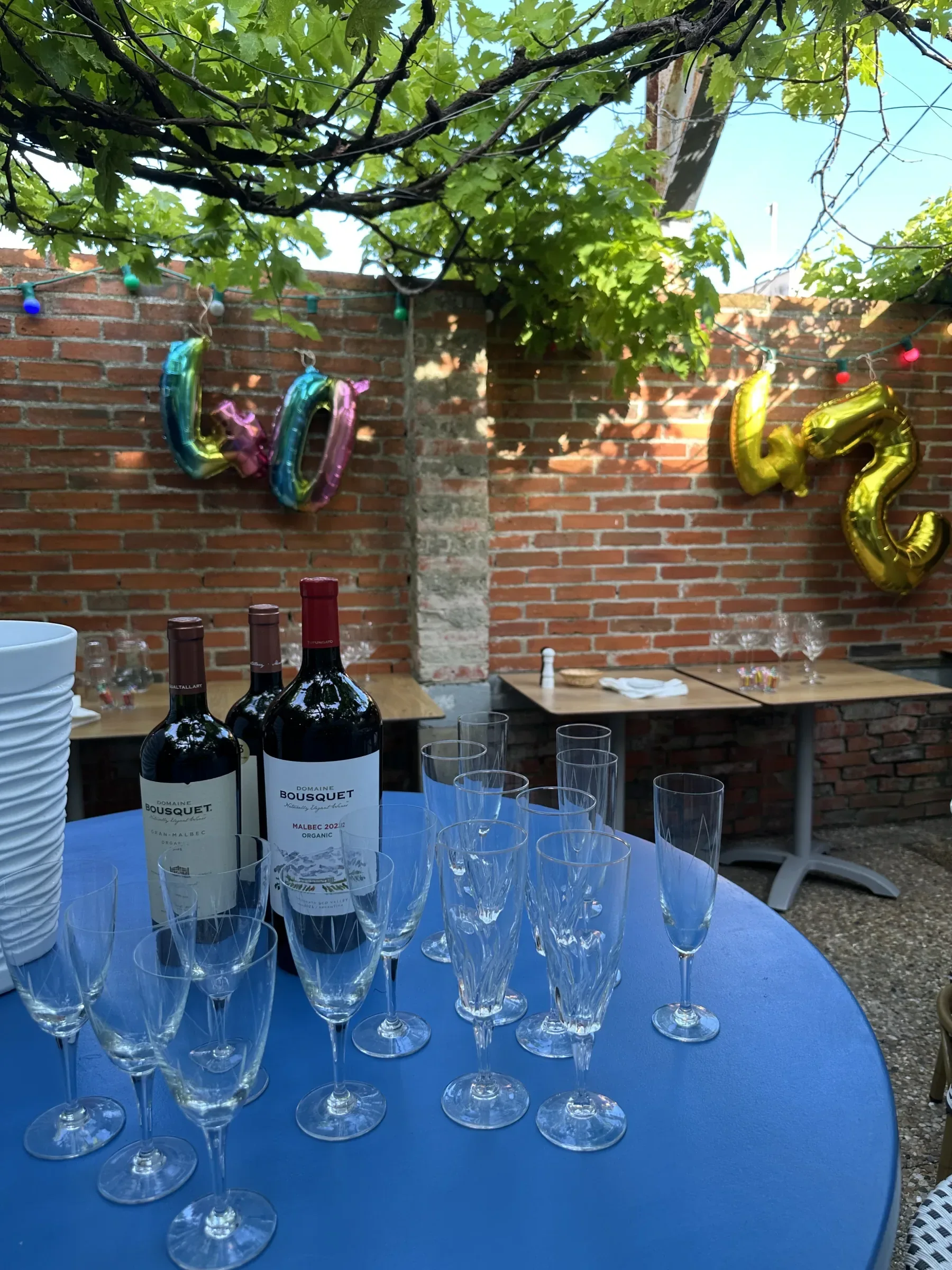 Coupes de champagne alignées et bouteilles de bordeaux, prêtes pour l'arrivée des invités