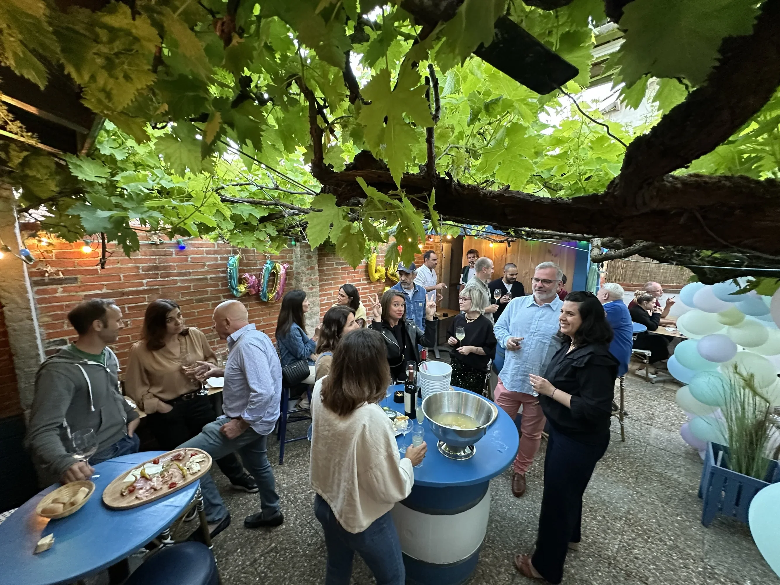 Cocktail privé d'après-midi sous la tonnelle, ballons pastel